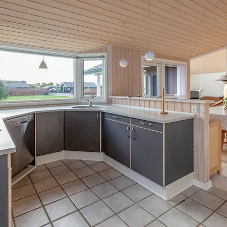 Amazing Home In Otterup With Kitchen אוטרופ